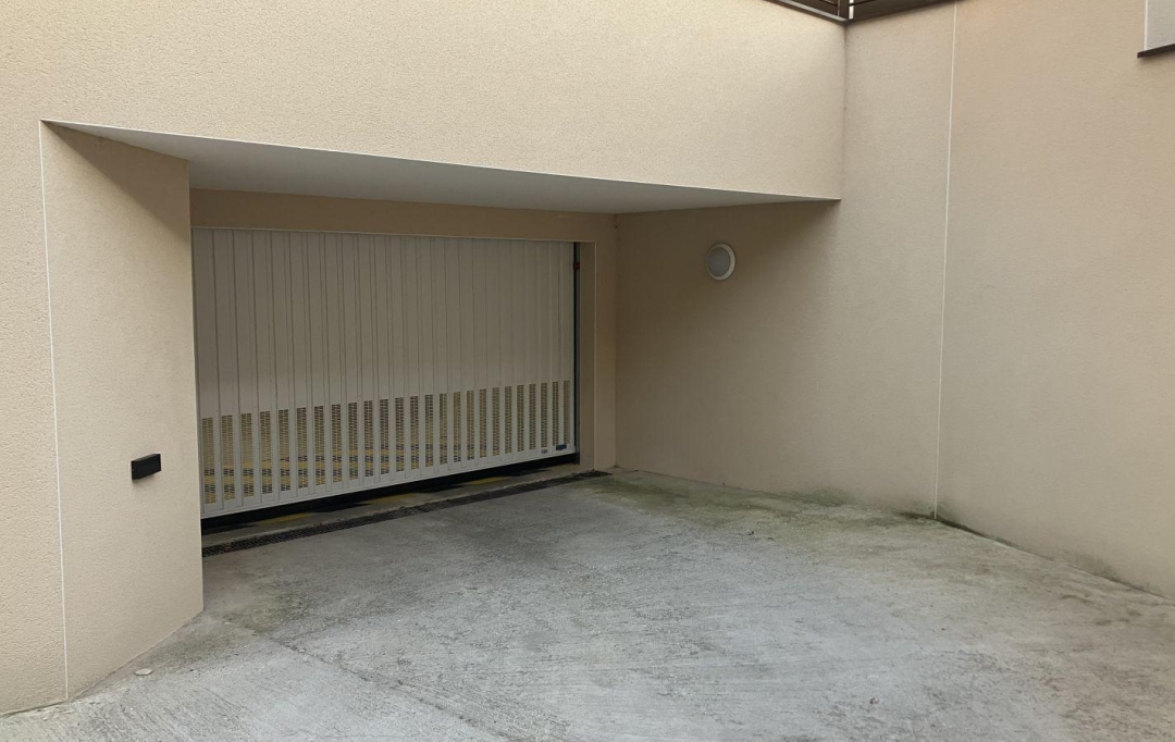 BATI-TERRE : Garage / Parking | ETOILE-SUR-RHONE (26800) | 18 m2 | 16 000 € 